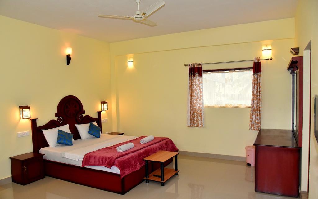 Jungle Palace Homestay Теккади Номер фото